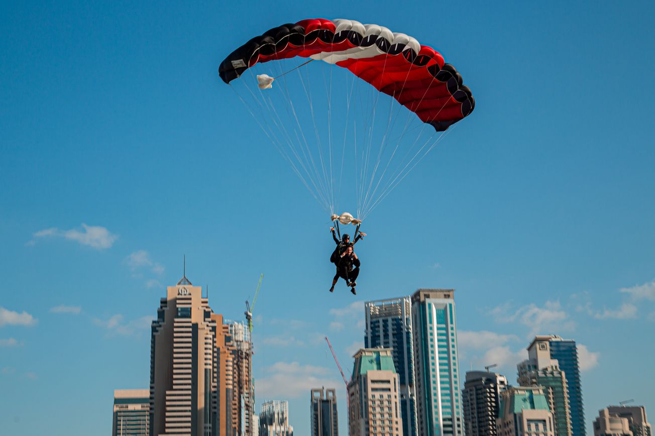 Gladiators на скайдайвинге во время BetBoom Dacha Dubai 2024 | Фото: FISSURE