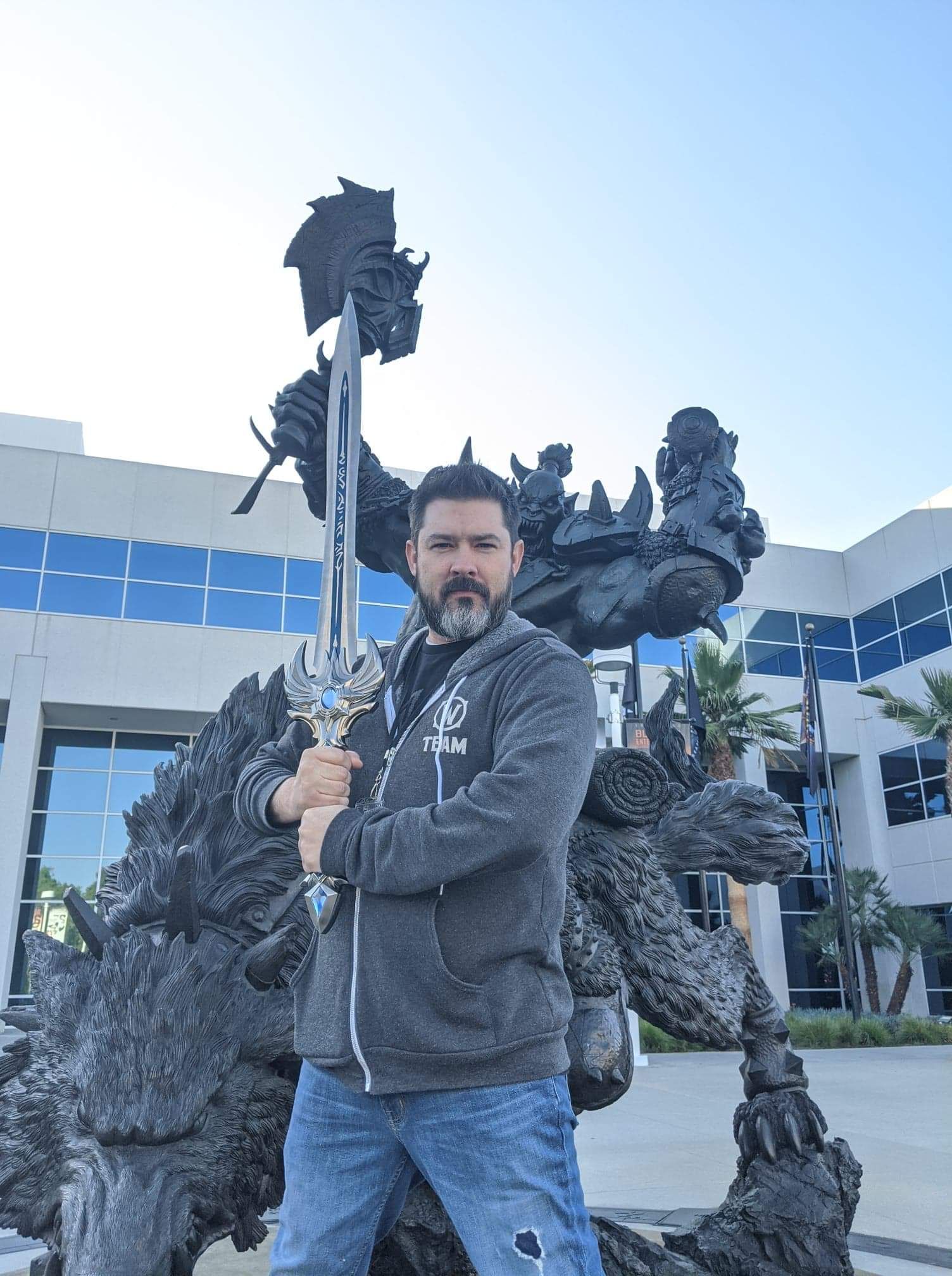 Меч от Blizzard за пять лет работы в компании для ведущего художника World of Warcraft Стивена Нельсона. Источник: twitter.com/KrookedNelson
