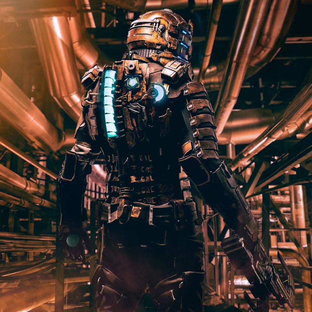 Косплей на персонажа Dead Space Remake в броне третьего уровня. Автор косплея: Peep_cosplay. Источник: социальные сети модели