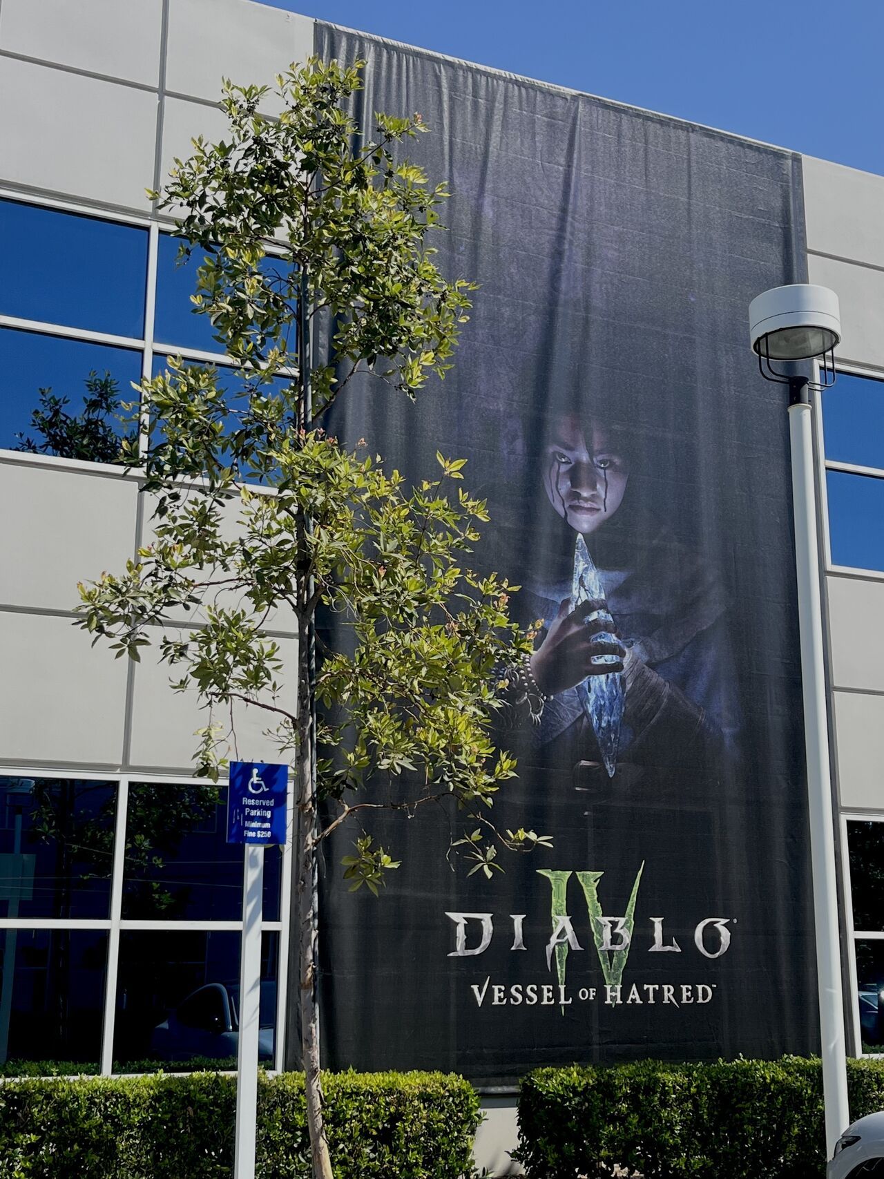 Кампус Blizzard Entertainment перед релизом дополнения Diablo IV: Vessel of Hatred