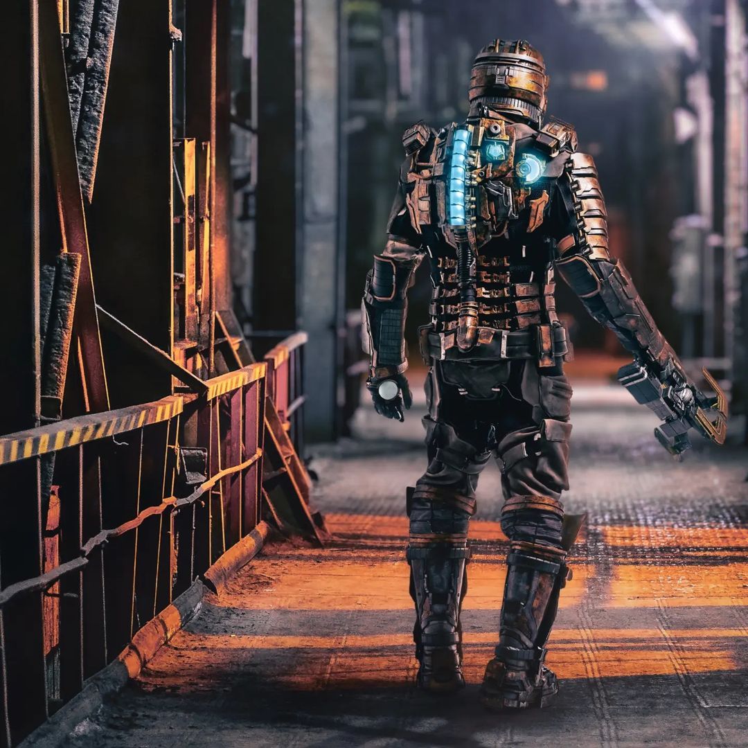 Косплей на персонажа Dead Space Remake в броне третьего уровня. Автор косплея: Peep_cosplay. Источник: социальные сети модели