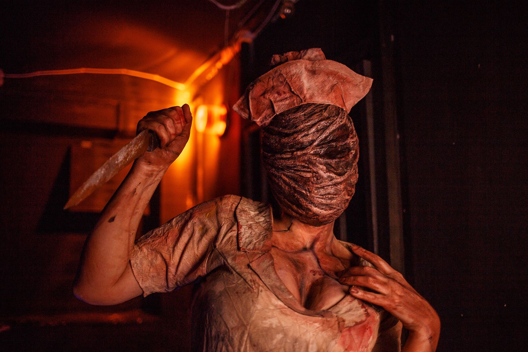 Медсестра из Silent Hill. Косплеер: Алиса Арефьева. Фотограф: Евгений Накрышский. Источник: vk.com/fillakteriart