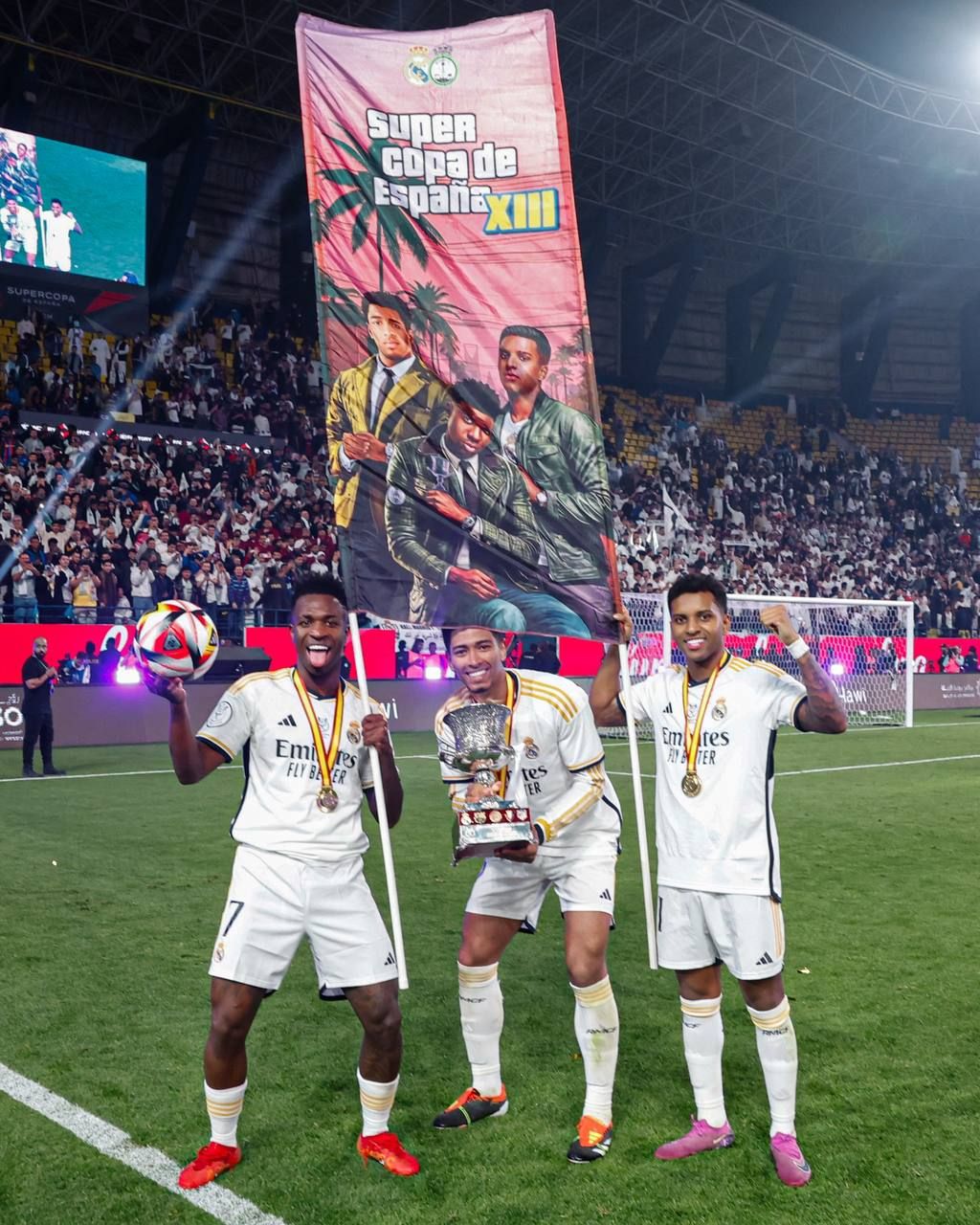 Футболисты «Реала» с баннером от болельщиков в стиле GTA. Источник: социальные сети