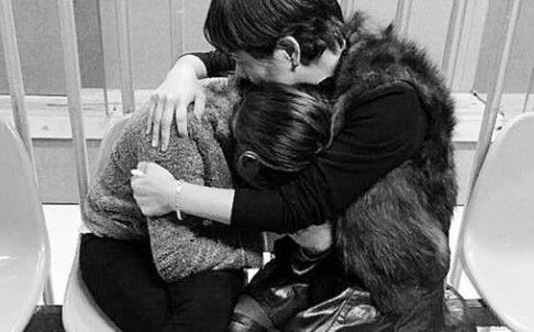 Xiaoyun во время первой за десять лет встречи с матерью | Источник: qjwb.thehour.cn