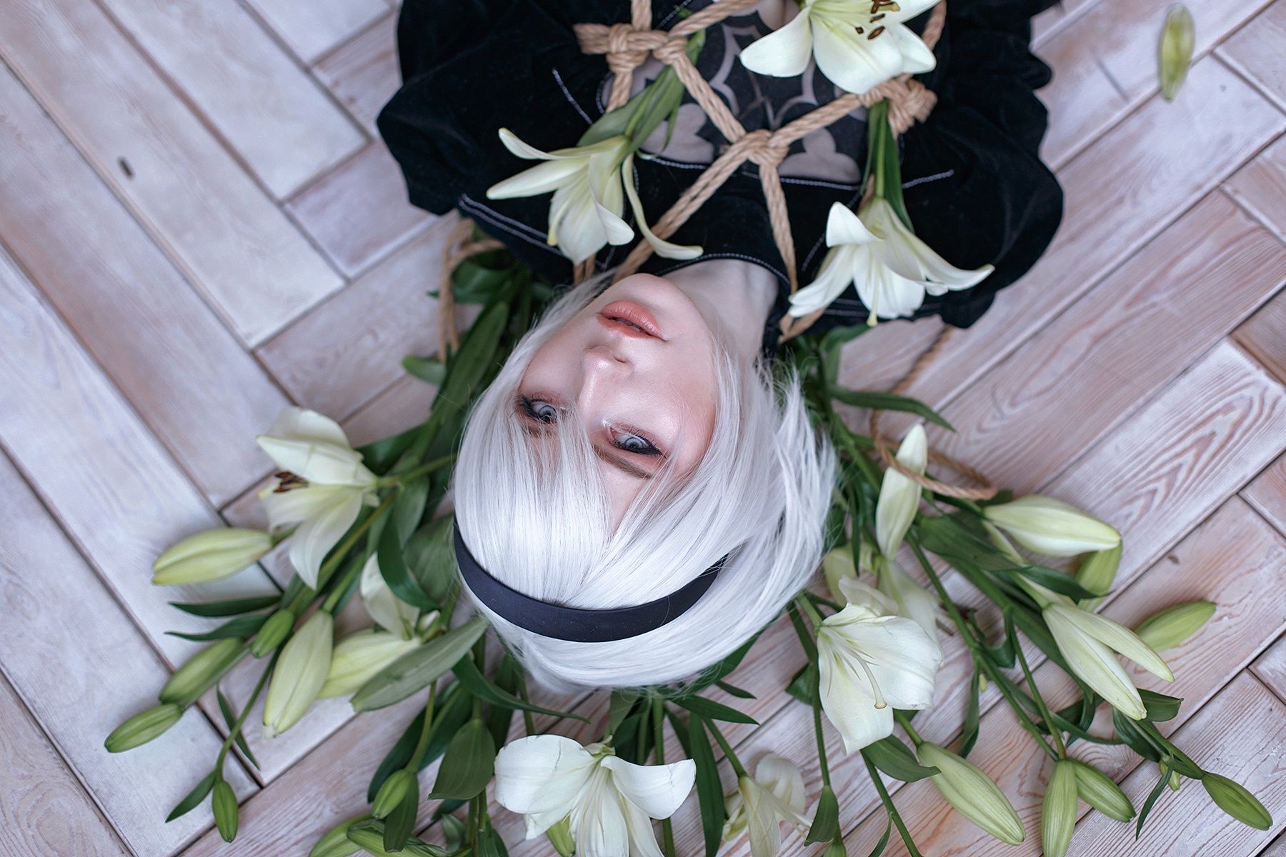 Связанная 2B из NieR: Automata — косплей, от которого захватывает дух. Косплеер: Christina. Фотограф: Ирина Сеидова. Источник: «ВКонтакте».