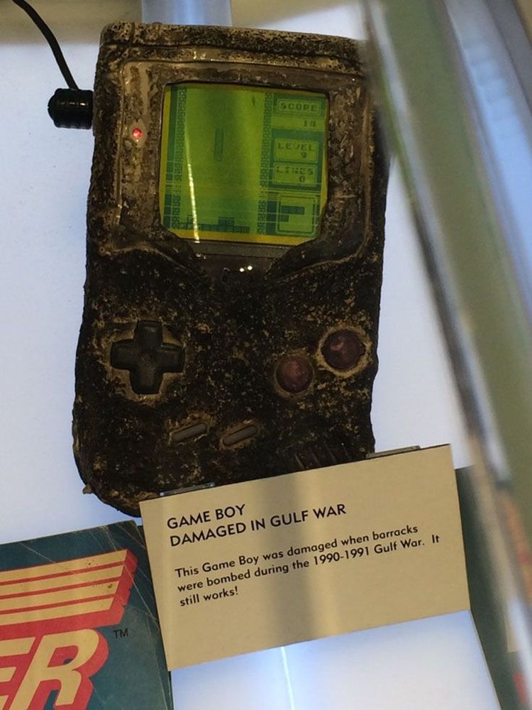 Game Boy, пережившая военную бомбардировку