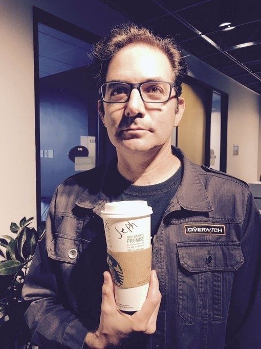 Джефф Каплан и стакан из Starbucks с неправильно написанным именем