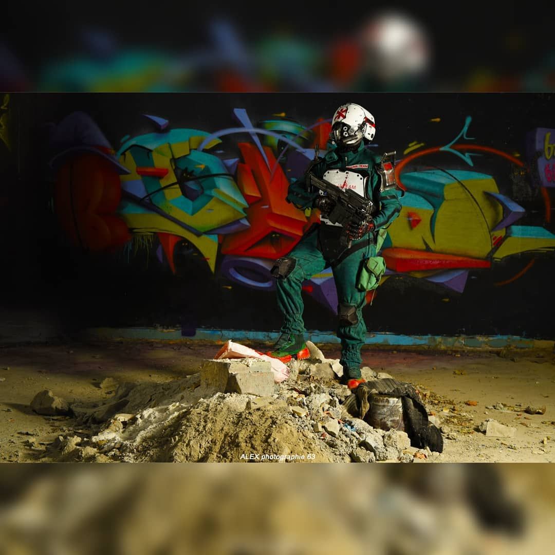Косплей на Trauma Team Soldier из Cyberpunk 2077. Модель: Props It Yourself. Источник: instagram.com/propsityourself