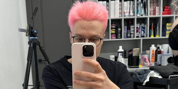 Kiritych сменил имидж и покрасил волосы в розовый