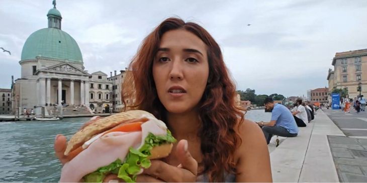 Чайки напали на стримершу в Венеции и украли её сэндвич — клип набрал почти 200 тыс. просмотров