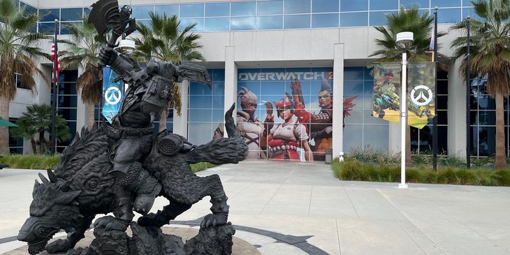 Blizzard украсила главное здание в честь скорого релиза Overwatch 2
