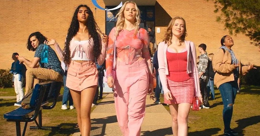 Mean girls 2024 movie. Мальчикам это Нравится - the House Bunny (2008). Эмма Стоун мальчикам это Нравится. Кэтрин МАКФИ мальчикам это Нравится. Мальчикам это Нравится фильм 2008 Хармони.